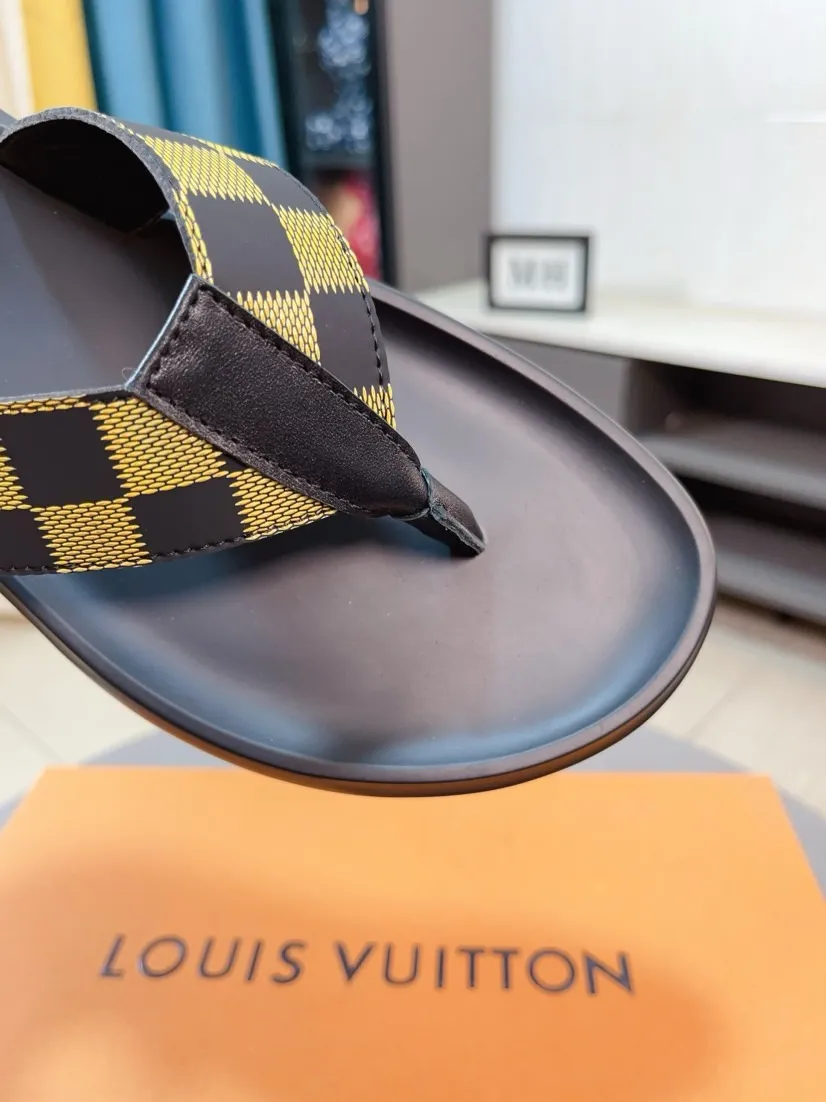 Men's shoes 💰260🌹🌹 (lv-Louis Vuitton) new men's sandals, high-end boutique, exquisite embossed logo decoration on the upper, fine workmanship, super soft soles, casual, loose and comfortable, a must-have in summer! \nsize：38-44